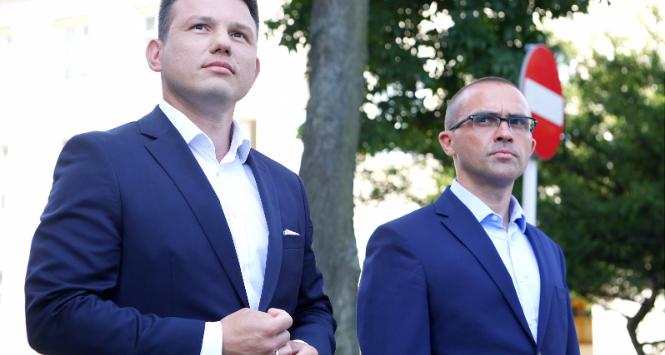 Sławomir Mentzen i Jakub Banaś, konferencja prasowa pod warszawską siedzibą NIK, 19 lipca 2023 r.