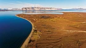 Późnym latem do Kapp Wijk płynie się po bezwietrznym morzu, mijając nagie góry przykryte na szczytach pierwszym śniegiem.