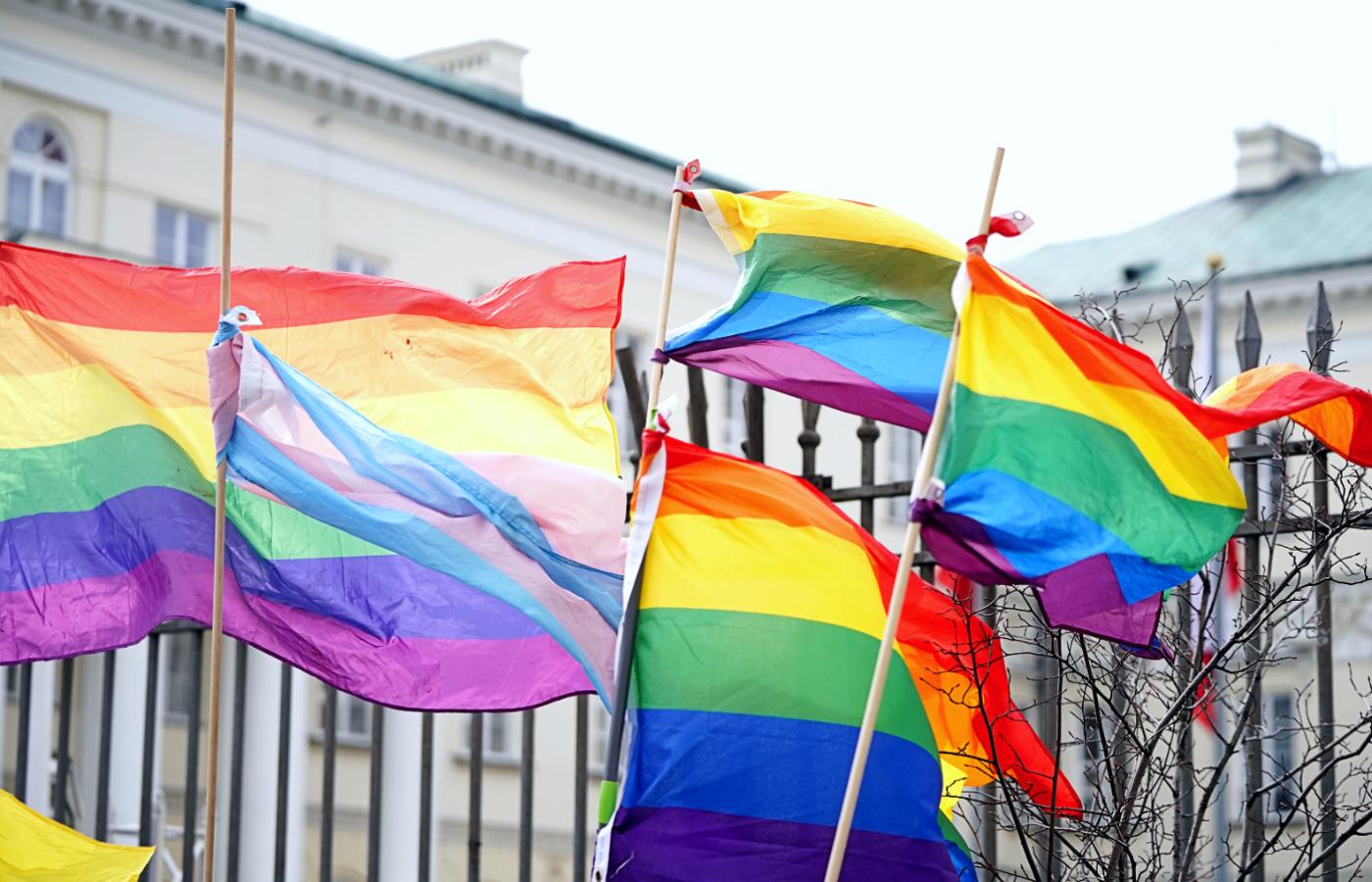 Flagi LGBT przed warszawskim ratuszem