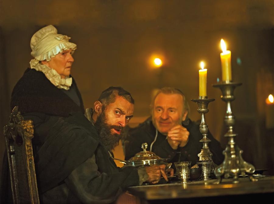 Hugh Jackman (w środku) w roli Jeana Valjeana.