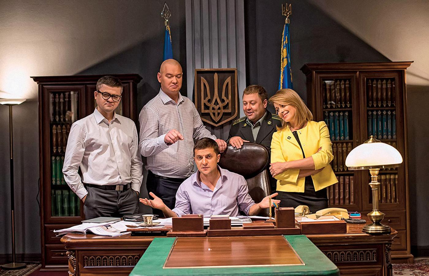 Kadr z serialu „Sługa narodu”, w którym Zełenski (w środku) gra prezydenta Ukrainy.
