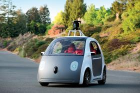 Jeden z prototypów samojeżdżącego samochodu zaprojektowanego przez Google. Miejskie auto nie ma nawet kierownicy i pedałów tylko przycisk Stop&Go.