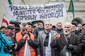 Czy ministrowie muszą z kamienną miną wysłuchiwać obelg od rolników, górników, pielęgniarek?