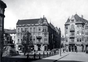 W budynku po prawej mieściła się kawiarnia Szkocka we Lwowie.