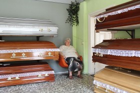 Usługi Pogrzebowe Zbigniew Dobraczyński i Jerzy Ciećwierski. Zakład nie cierpi na brak klientów. W starej kamienicy zaledwie dwa skromne pomieszczenia. Firma istnieje od ponad stu lat. Pracował w niej dziadek, ojciec, wujek. Życzliwość i swojskość.