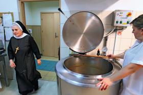 Siostra Teresilla od felicjanek w jadłodajni przy ul. Azaliowej w Warszawie.