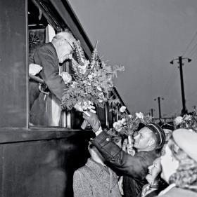 Powitanie Władysława Gomułki w Terespolu, gdy wrócił z wizyty w Moskwie, listopad 1956 r.