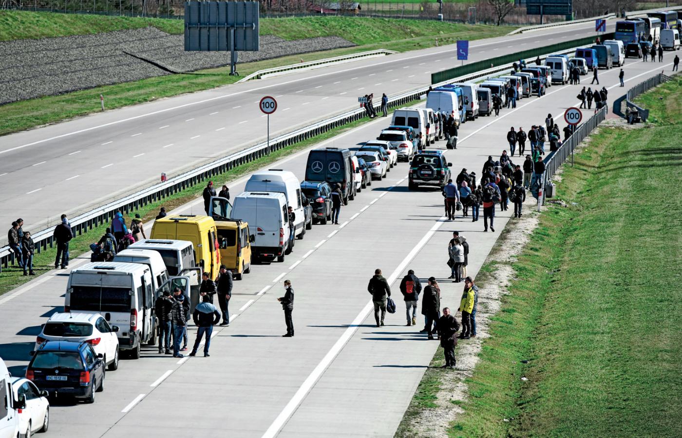 Korczowa, wielokilometrowa kolejka samochodów, busów i autobusów oczekujących na przekroczenie polsko-ukraińskiej granicy. Część pasażerów zdecydowała się dojść do przejścia na piechotę.
