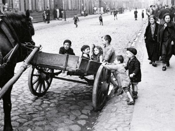 „Spotkanie dzieci żydowskich z koniem. Ulica Wołyńska”, ok. 1937 r.