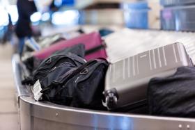 Praca bagażowego to ciężki kawałek chleba. W ciągu dnia przerzuca się tysiące walizek.