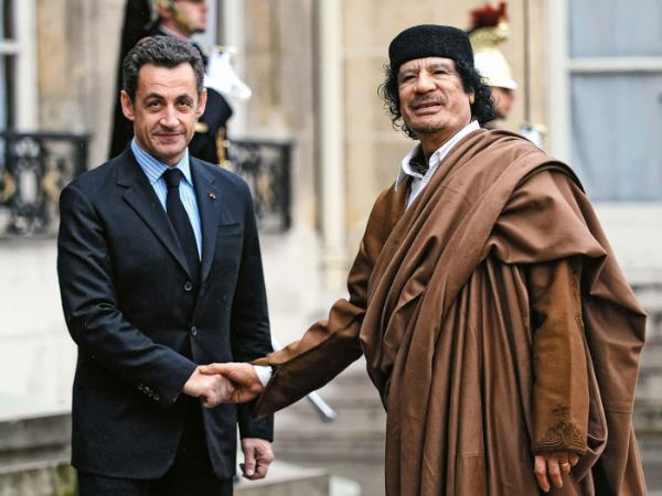Prezydent Nicolas Sarkozy wita Muammara Kadafiego w Pałacu Elizejskim, 2007 r.