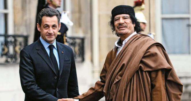 Prezydent Nicolas Sarkozy wita Muammara Kadafiego w Pałacu Elizejskim, 2007 r.