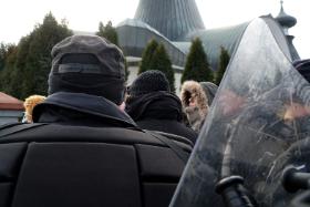 Ewa Błaszczyk z Obywateli RP za kordonem policyjnym po zakończeniu obu manifestacji.