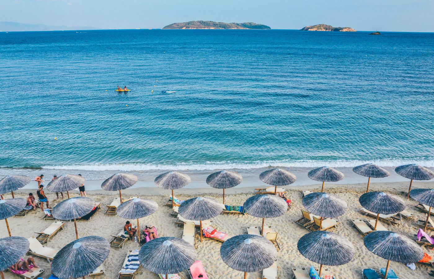 Plaża z parasolkami. Skiathos, Grecja