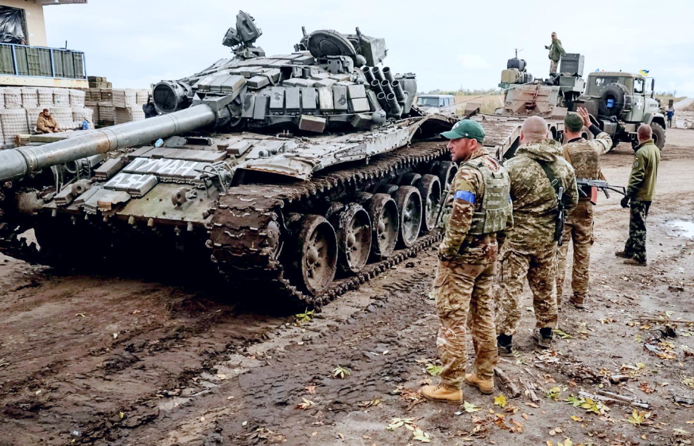 Ukraińscy żołnierze przy porzuconych rosyjskich wozach. Okolice Iziumu, 24 września 2022 r.