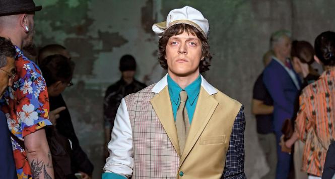 Projektanci robią, co mogą, aby uczynić garnitur atrakcyjniejszym. Upraszczają jego krój, adaptują do nowych czasów i zmieniającego się stylu życia. Na fot. pokaz kolekcji Marni, jesień 2019.