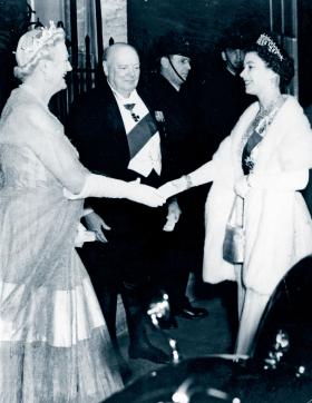 Młoda królowa Elżbieta opuszcza siedzibę premiera po uroczystymm obiedzie w przeddzień ustąpienia Winstona Churchilla z funkcji szefa rządu. Po lewej Clementine, Winston w stroju kawalera Orderu Podwiązki, 4 kwietnia 1955 r.