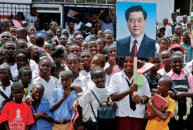 Mieszkańcy Liberii witają chińskiego prezydenta Hu Jintao. My jesteśmy fabryką świata, niech afryka będzie naszą spiżarnią - przekonują Chińczycy.