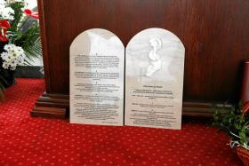 Jasna Góra. 90 Pielgrzymka Służby Zdrowia podczas której uczestnicy złożyli na kamiennych tablicach Deklarację Wiary Lekarzy.