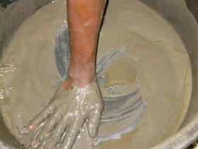 Tak się miesza masę mineralną z rtęcią, by odseparować złoto.