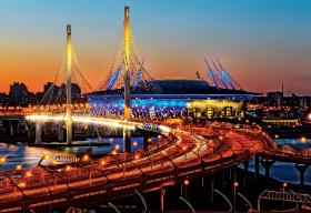 Zenit Arena w Petersburgu kosztowała prawie 800 mln dol., co stanowi ponadpięciokrotne przekroczenie początkowego budżetu i czyni ją jednym z najdroższych tego typu obiektów na świecie.