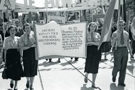 Studenci UJ niosą podczas pochodu 1-majowego hasła popierające projekt konstytucji PRL. Kraków 1952 r.