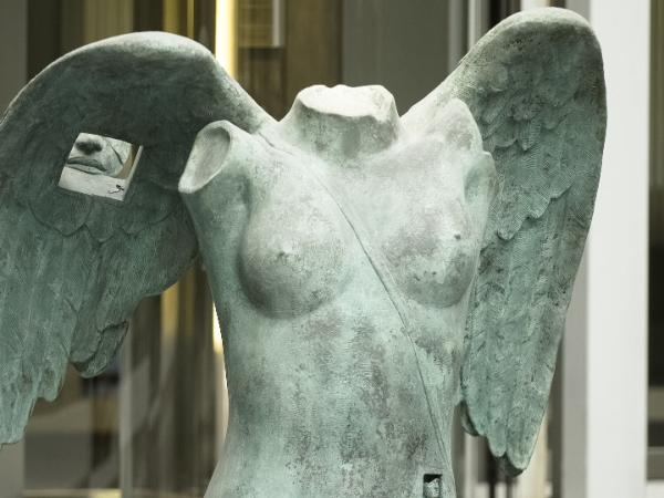 „Ikaria” Igora Mitoraja przez lata była w kolekcji mBanku. Pieniądze ze sprzedaży tego i innych dzieł zostaną przeznaczone na zakup prac młodych artystów.