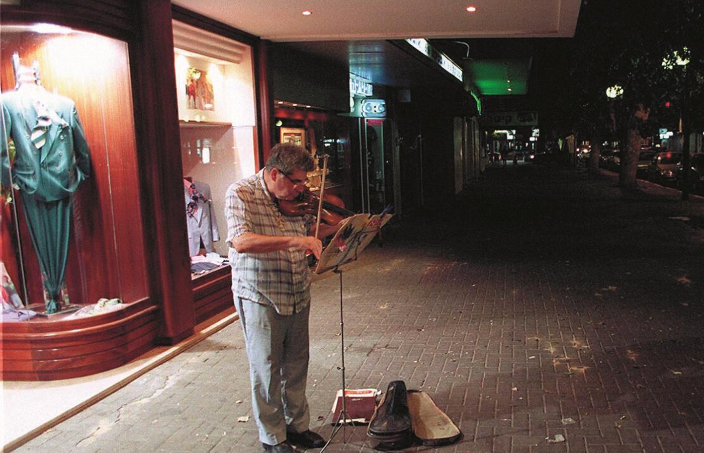 Rosyjski emigrant zarabia grając na ulicach Tel Awiwu