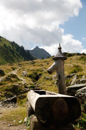 Świat pode mną wydaje mi się mały, prawie bez znaczenia.