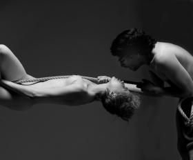 „Popyt na erotyczne e-booki widać też w Polsce, gdzie książka „Facet na telefon” (Wielka Litera), autora ukrywającego się pod pseudonimem A.J. Gabryel, już tydzień po premierze zajęła pierwsze miejsce na liście bestsellerów e-booków Empiku”.