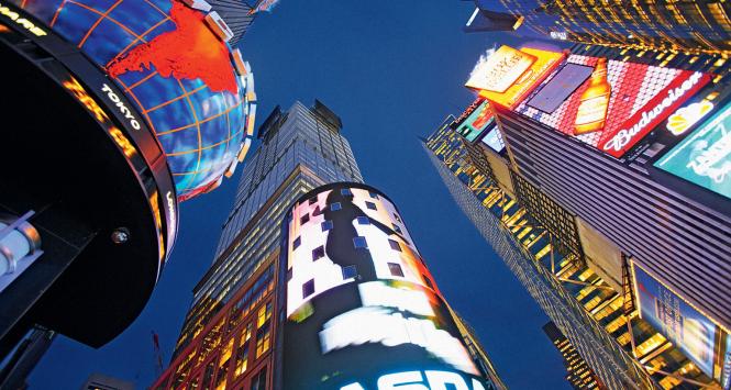 Manhattan w Nowym Jorku. Neon z notowaniami rynku akcji NASDAQ.