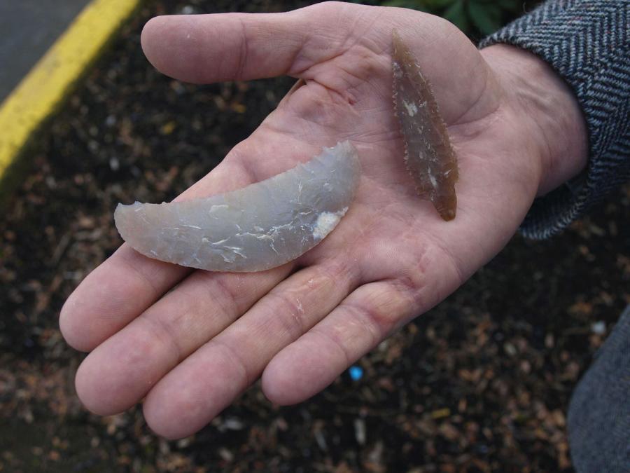 Małe groty ludów nadmorskich znalezione na wybrzeżu Kalifornii.