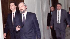 Szef MSW Antoni Macierewicz (w środku) z premierem Janem Olszewskim (z prawej) w Sejmie podczas pamiętnej Nocy Teczek.