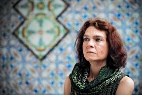 Aslı Erdoğan, pisarka poruszająca tematykę feministyczną i obrończyni praw człowieka, znana na Zachodzie i pomijana milczeniem we własnym kraju.