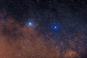 Do układu Alfa Centauri należą trzy gwiazdy: Proxima Centauri, która jest czerwonym karłem (zaznaczona kółkiem), Alfa Centauri B, która jest pomarańczowym karłem i żółty karzeł - Alfa Centauri A.