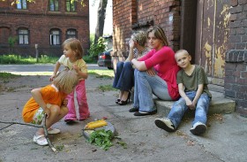 Mieszkańcy robotniczego osiedla najchętniej przesiadują przed domem.