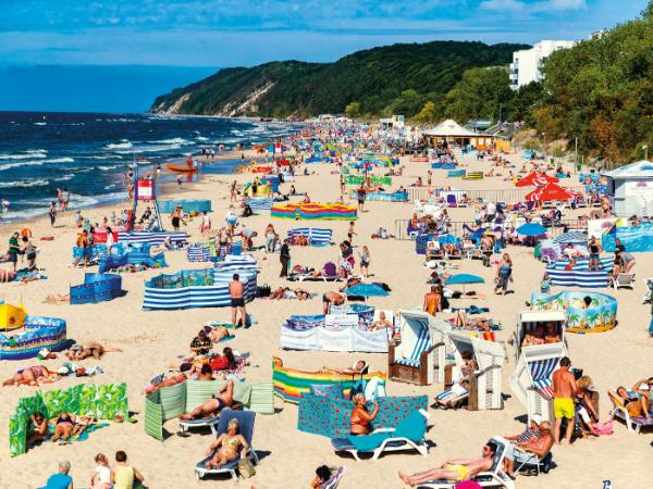 Plaża w Międzyzdrojach. Oprócz polskich turystów mnóstwo sąsiadów z Niemiec. I będzie jeszcze więcej, bo za pobliską granicą pada jeden hotel za drugim.