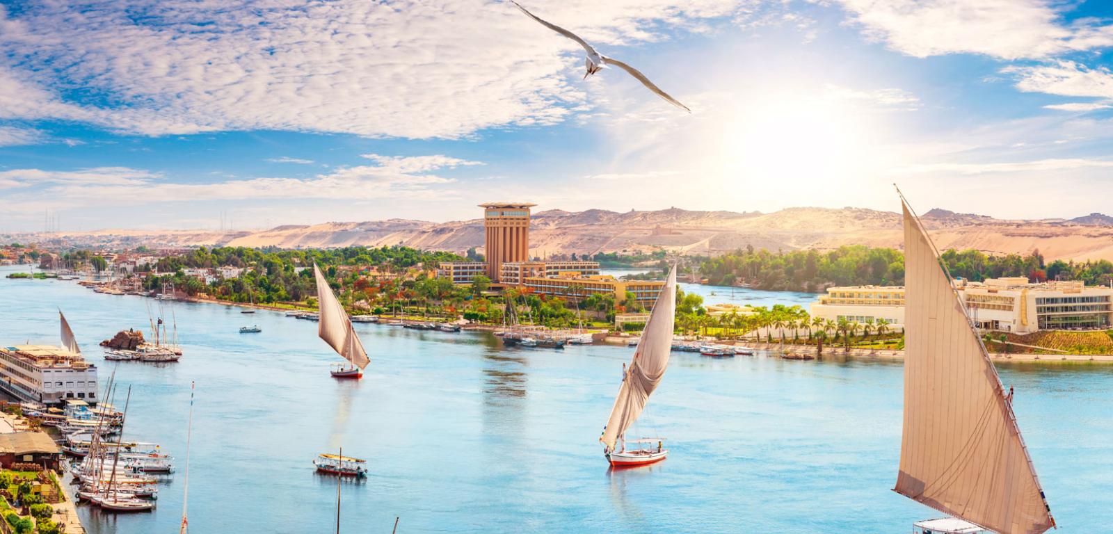 Łodzie żaglowe pływające po Nilu w pobliżu miasta Asuan w Egipcie.