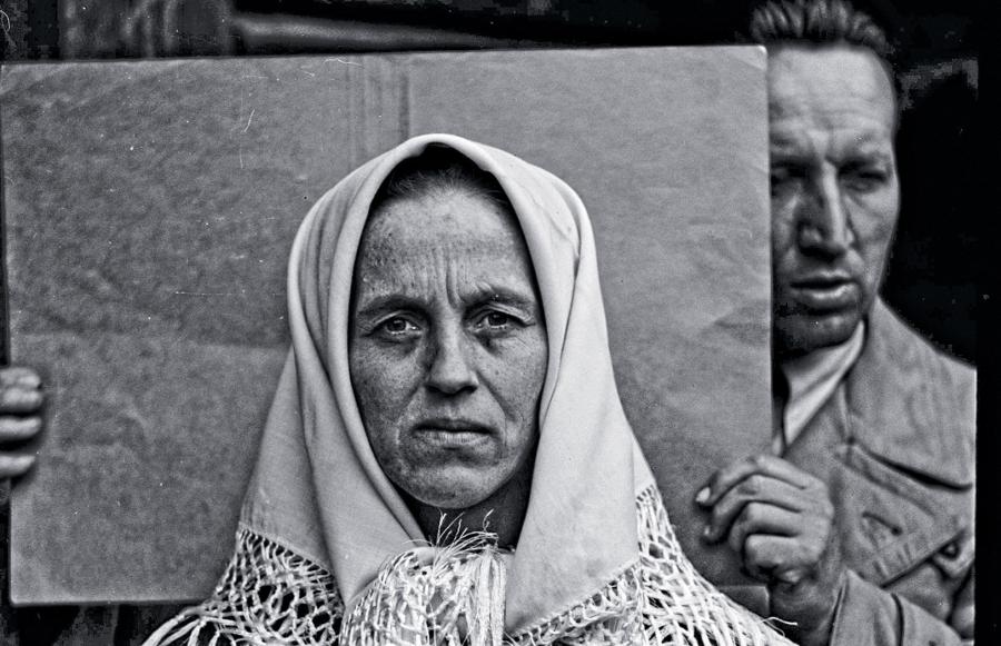 Fotografie twarzy kobiety, za nią badacz z IDO, Nowa Wieś, pow. Nowy Sącz, 1940 (autor nieznany).