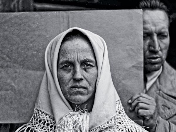 Fotografie twarzy kobiety, za nią badacz z IDO, Nowa Wieś, pow. Nowy Sącz, 1940 (autor nieznany).