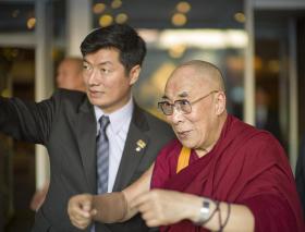Lobsang Sangay odciążył dalajlamę z obowiązków głowy państwa.