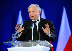 Jarosław Kaczyński przemawia. Mówi m.in.: „W tym momencie zapominamy o tym wszystkim, co między nami było złe”.