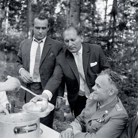 Mieczysław Moczar (w centrum), minister spraw wewnętrznych, lider tzw. partyzantów, podczas kombatanckiego spotkania w lesie pod Anielinem, lata 60.