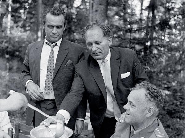 Mieczysław Moczar (w centrum), minister spraw wewnętrznych, lider tzw. partyzantów, podczas kombatanckiego spotkania w lesie pod Anielinem, lata 60.