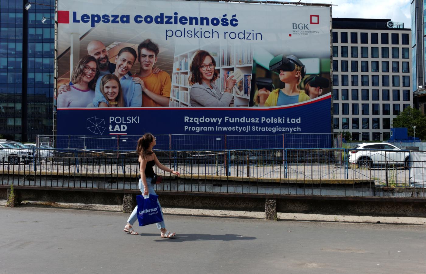 Wielkoformatowa reklama prezentująca rządowy program Polski Ład oraz unijny Fundusz Odbudowy