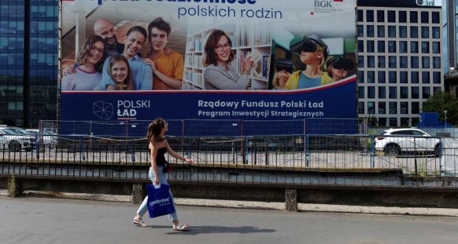 Wielkoformatowa reklama prezentująca rządowy program Polski Ład oraz unijny Fundusz Odbudowy