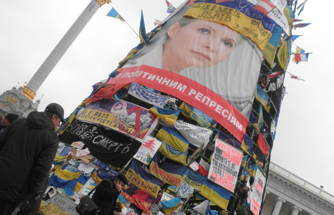 Julia Tymoszenko decyzją parlamentu wyszła z więzienia.