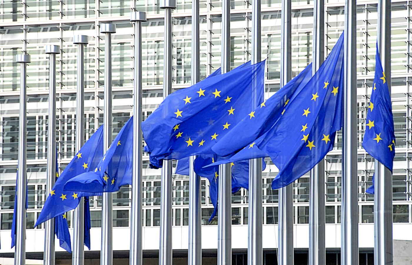 Unijne flagi przed siedzibą Komisji Europejskiej w Brukseli