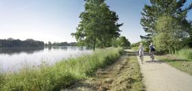 Grafschafter Fietsentour. Trasa rowerowa wiedzie przez lasy, zielone łąki i zabytkowe miasteczka. Warto odwiedzić tysiącletni zamek Bentheim, z którego rozciąga się wspaniały widok na tutejszy krajobraz.