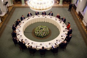 Według stacji TVN24 podano: tatar z pstrąga, krem z dyni, pieczoną pierś perliczki oraz, na deser, pralinki czekoladowe z sorbetem pomarańczowym. O czym rozmawiano? Nie wiadomo, ponieważ tam dziennikarze nie mieli wstępu.